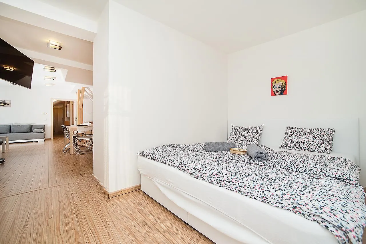 Castle View Apartment With 3 Balconies Ideal For Groups By Easybnb Prag